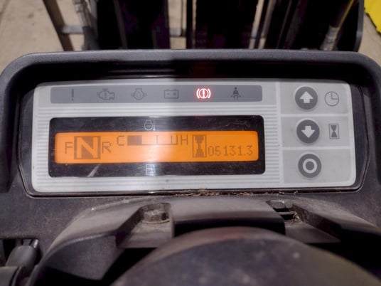 5650 lb. Nissan #MCU1F2A30LV, LP-gas triple mast forklift - Image 9