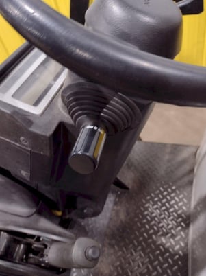 5650 lb. Nissan #MCU1F2A30LV, LP-gas triple mast forklift - Image 10