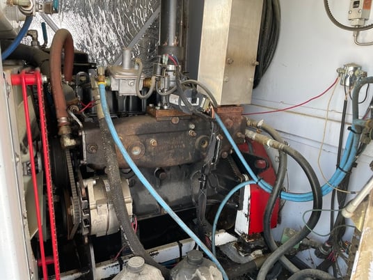 40 HP Compact Compression #CC40, screw compressor, 1-stage, GM 3.0L engine, 2005 - Image 2