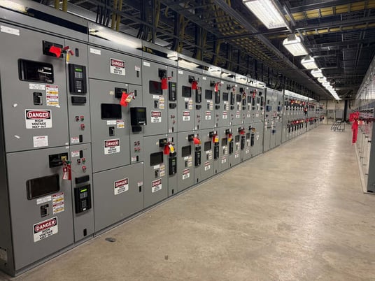 Square D, Iso-Flex #4, switchgear lineup with main tie breaker, 5 KV, 2002 - Image 1
