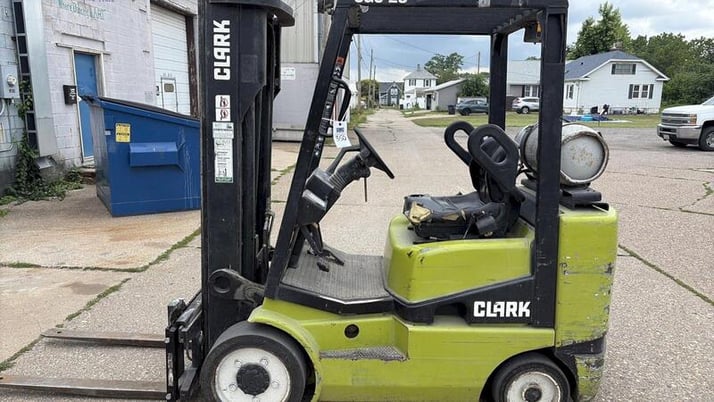 5000 lb. Clark #CGC25, forklift, 189" lift height, 3 mast, 24" fork, side shift - Image 2