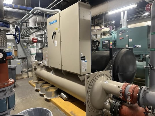 560 Ton, Daikin #WME092CSCSNA, shell & tube chiller, Water cooled, R134A, 35157 hours, 2020 - Image 1