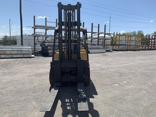 15000 lb. Caterpillar #T150D, forklift, propane fuel, cushion tires, 2-stage mast, 202" mast height, side - Image 9