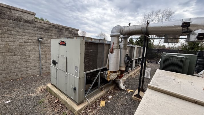 300 Ton, Trane #RTAC, air cooled chiller, low hours, ( 200 250 350 400 500 ) - Image 7