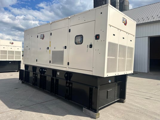 600 KW Caterpillar #C18, diesel generator set, 480 Volts, 1/3 phase, sound attenuated enclosure, base fuel - Image 3