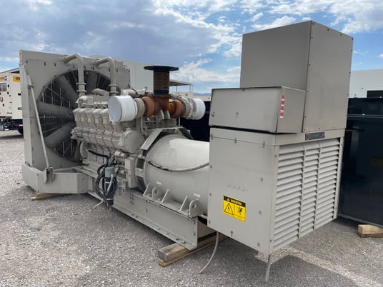 1100 KW Caterpillar #3512, diesel generator set, 680 hours, 1987, S/N 24Z01812 - Image 2