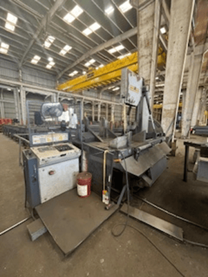 30" x 25" Hyd-Mech #V-25APC, vertical band saw, 75-350 FPM, PLC Control, 40' Roach powered infeed & outfeed - Image 1