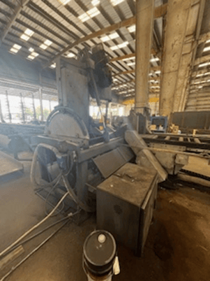 30" x 25" Hyd-Mech #V-25APC, vertical band saw, 75-350 FPM, PLC Control, 40' Roach powered infeed & outfeed - Image 2