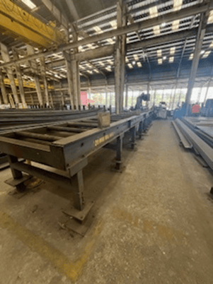 30" x 25" Hyd-Mech #V-25APC, vertical band saw, 75-350 FPM, PLC Control, 40' Roach powered infeed & outfeed - Image 3