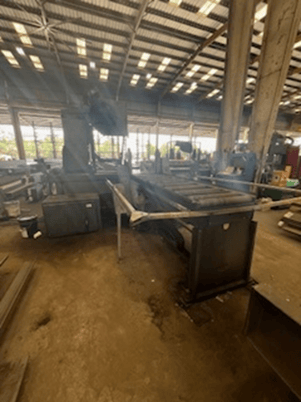 30" x 25" Hyd-Mech #V-25APC, vertical band saw, 75-350 FPM, PLC Control, 40' Roach powered infeed & outfeed - Image 4