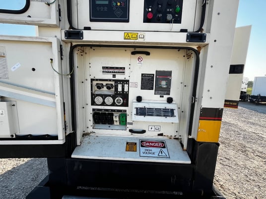 200 KW Caterpillar #XQ200, diesel generator set, 277/480 Volts, 6772 hours, Tier 4i, sound attenuated - Image 2