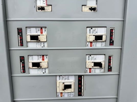 800 Amp. Eaton, PRL4, panelboard, 480 Volts, 3-phase, 3-wire, 800 amp main breaker - Image 5