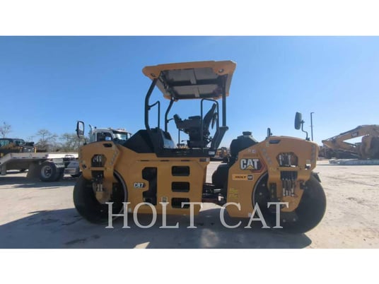 Caterpillar CB7, Vibratory Single Drum Asphalt, 150 hours, S/N: M5R00378, 2023 - Image 1