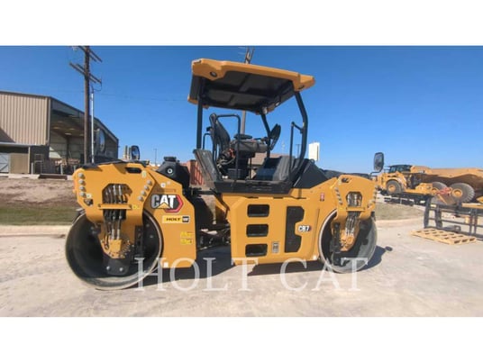 Caterpillar CB7, Vibratory Single Drum Asphalt, 150 hours, S/N: M5R00378, 2023 - Image 2