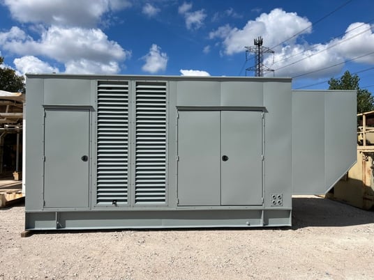 1000 KW MTU #16V2000, diesel generator set, 480 Volts, 400 hours, Tier 2, enclosure w/ base tank, 2007 - Image 1