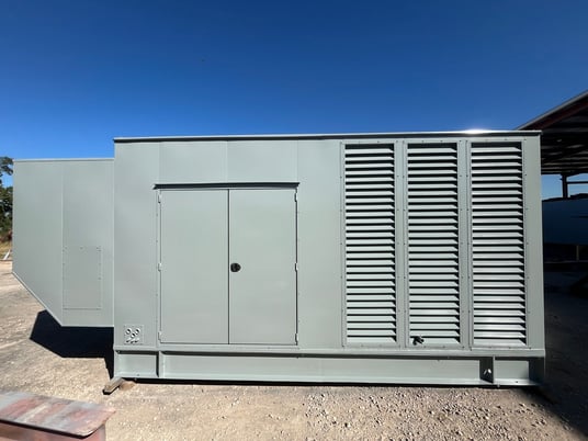 1000 KW MTU #16V2000, diesel generator set, 480 Volts, 400 hours, Tier 2, enclosure w/ base tank, 2007 - Image 2