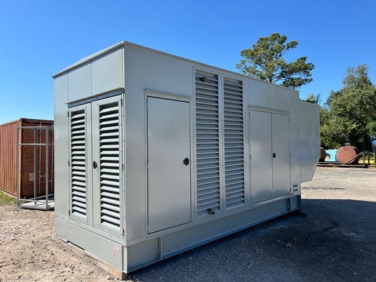 1000 KW MTU #16V2000, diesel generator set, 480 Volts, 400 hours, Tier 2, enclosure w/ base tank, 2007 - Image 3