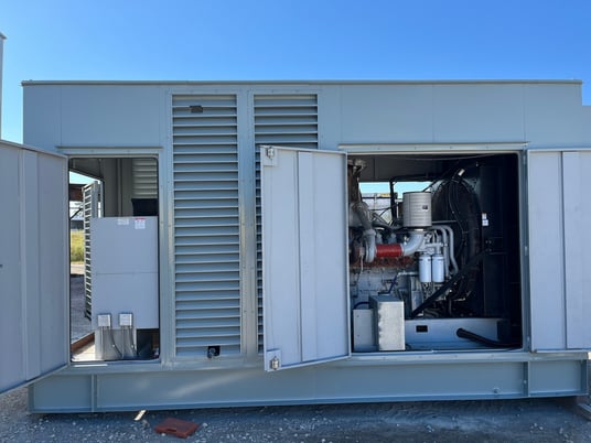 1000 KW MTU #16V2000, diesel generator set, 480 Volts, 400 hours, Tier 2, enclosure w/ base tank, 2007 - Image 4