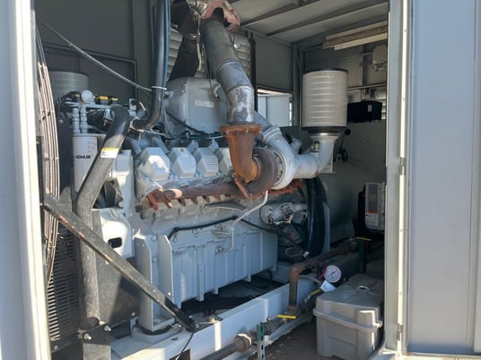 1000 KW MTU #16V2000, diesel generator set, 480 Volts, 400 hours, Tier 2, enclosure w/ base tank, 2007 - Image 5