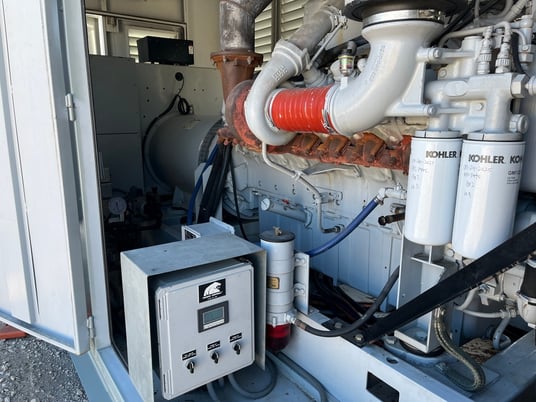 1000 KW MTU #16V2000, diesel generator set, 480 Volts, 400 hours, Tier 2, enclosure w/ base tank, 2007 - Image 7