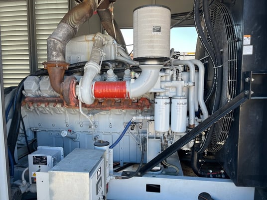 1000 KW MTU #16V2000, diesel generator set, 480 Volts, 400 hours, Tier 2, enclosure w/ base tank, 2007 - Image 8