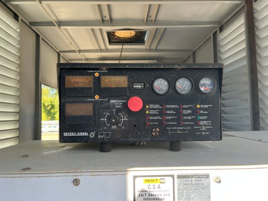 1000 KW MTU #16V2000, diesel generator set, 480 Volts, 400 hours, Tier 2, enclosure w/ base tank, 2007 - Image 9