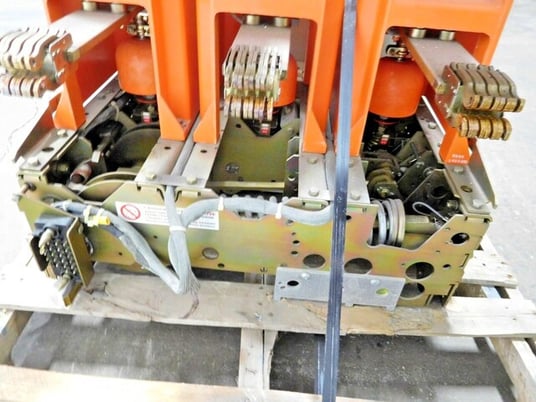 1200 Amps, General Electric, VB-7.2-500-3, Power VAC Circuit Breaker, 8.25 KV, 125 VDC - Image 6