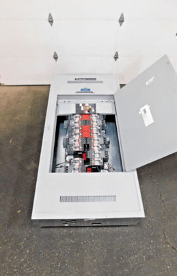 800 Amp. General Electric Spectra Series, Panelboard, 480 Volts, 3 phase, 3 W, APB4489D, 17 breakers - Image 1