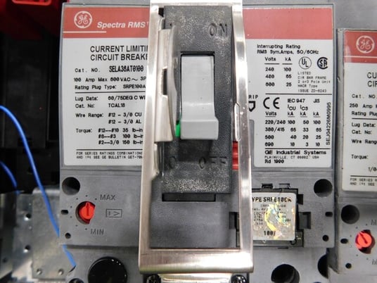 800 Amp. General Electric Spectra Series, Panelboard, 480 Volts, 3 phase, 3 W, APB4489D, 17 breakers - Image 9