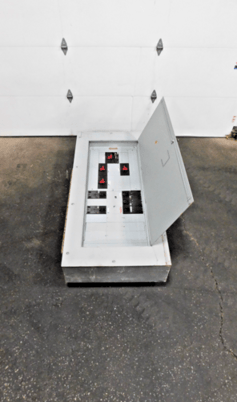 400 Amp. General Electric CCB-2, Panelboard, 480/277 Volts, 3 phase, 4 W, 7 breakers - Image 1