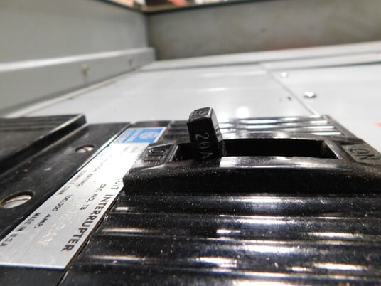 400 Amp. General Electric CCB-2, Panelboard, 480/277 Volts, 3 phase, 4 W, 7 breakers - Image 7