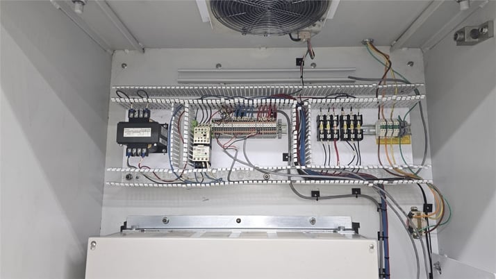 400 HP 3750 RPM General Electric, AC motor, Yaskawa AC drive A1000 w/ cabinet - Image 3