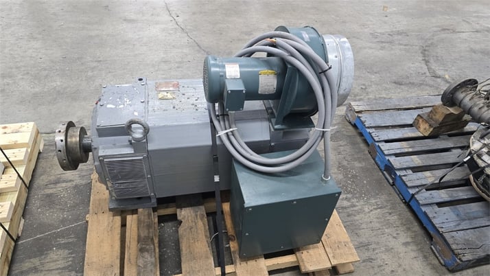 400 HP 3750 RPM General Electric, AC motor, Yaskawa AC drive A1000 w/ cabinet - Image 4