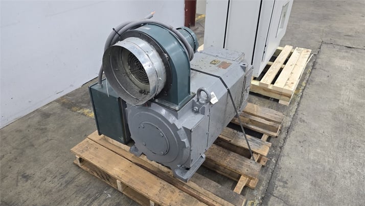 400 HP 3750 RPM General Electric, AC motor, Yaskawa AC drive A1000 w/ cabinet - Image 9