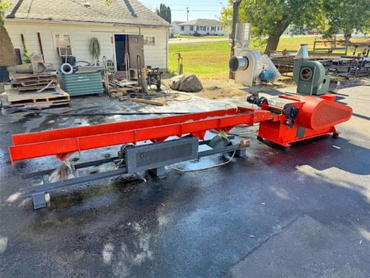 Weima #WLH 400, horizontal low-speed wood grinder, 16' vibratory infeed conveyor, 30 HP, 14.5" diameter rotor - Image 1