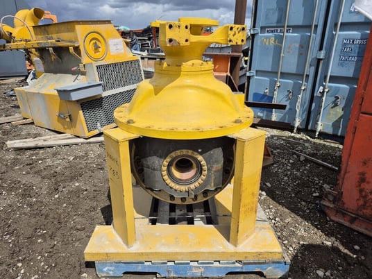 Komatsu #561-22-61005, differential assembly, new surplus - Image 1
