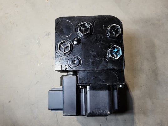 Komatsu #23B-40-91112, steering valve, new surplus - Image 1