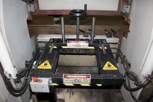 60 Ton, Accurpress #7606, CNC press brake, 6' overall, 52" between housing, 8" stroke, 10" throat, 14" DL - Image 10