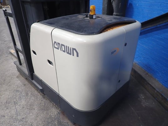 3000 lb. Crown #SP3400, Electric Order Picker, 4" x 42" Forks, 240" Lift height, 24" Load Center, 3668 hrs. - Image 7