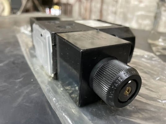 3/8" Continental Hydraulics, Directional Control Valve, 2000 psi, 120/110 V. - Image 5