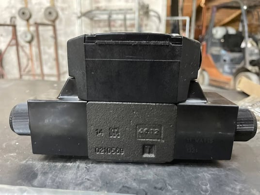 3/8" Continental Hydraulics, Directional Control Valve, 2000 psi, 120/110 V. - Image 7