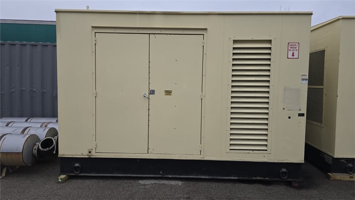 600 KW, Diesel Generator, Modine Heat Exchanger, 1232 hours, 2015 - Image 1