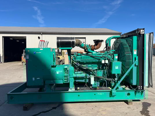 600 KW Onan, Cummins #VTA-28-G5, diesel generator set, open skid, 277/480 Volts, 225 hours, 2001 - Image 1