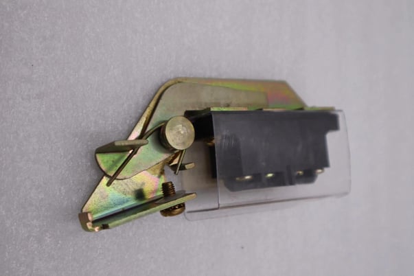 New open box square d ek300-2 electrical interlock h1557a - Image 3