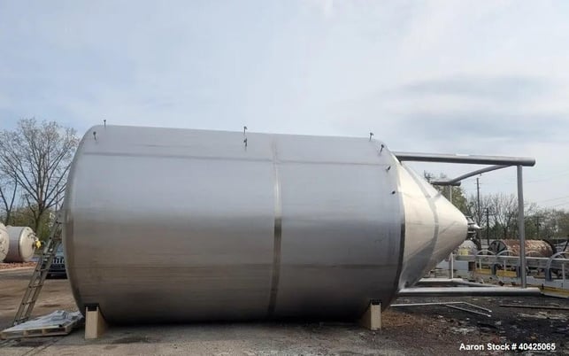 12400 gallon Quality Tank Solutions, Jacketed Tank, 304 Stainless Steel, 400 BBL, 138" diameter x 204" - Image 1