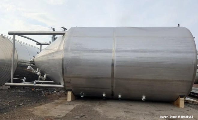 12400 gallon Quality Tank Solutions, Jacketed Tank, 304 Stainless Steel, 400 BBL, 138" diameter x 204" - Image 3