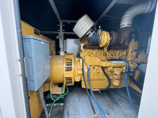 500 KW Caterpillar #C15, diesel generator set, 480 Volts, 1800 RPM, 99 hours, EPA Tier 2, sound attenuated - Image 10