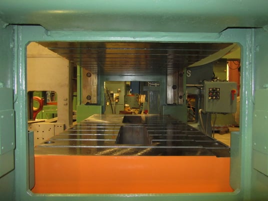 250 Ton, Clearing Niagara #BP2, 6" stroke, 23.5" Shut Height, 72x36" bed, new controls, 1996, reconditioned - Image 3