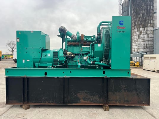 500 KW Onan, Cummins #KTA19-G4, diesel generator w/base fuel tank, 277/480 Volts, 1999 - Image 1
