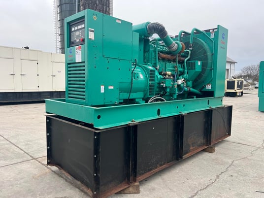 500 KW Onan, Cummins #KTA19-G4, diesel generator w/base fuel tank, 277/480 Volts, 1999 - Image 2